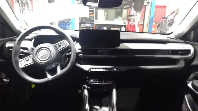 Jeep Avenger nuova a Benevento (14)