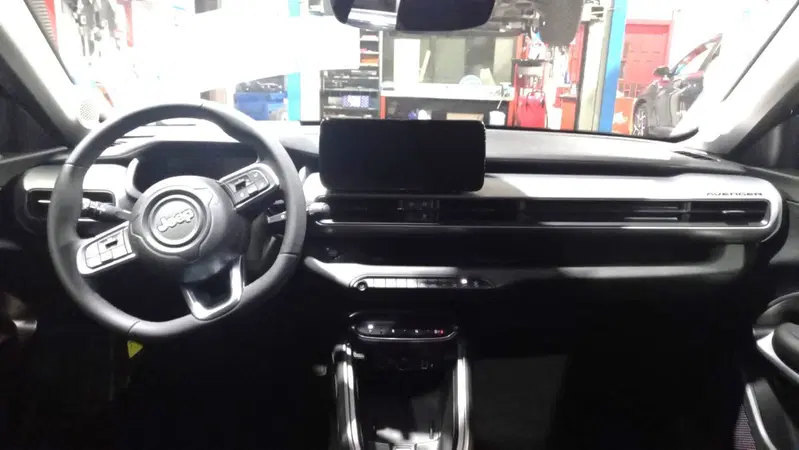 Jeep Avenger nuova a Benevento (17)