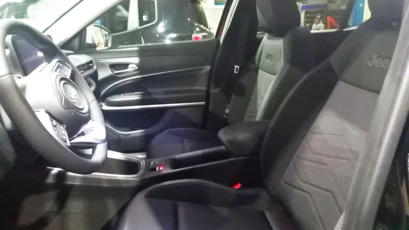 Jeep Avenger nuova a Benevento (19)
