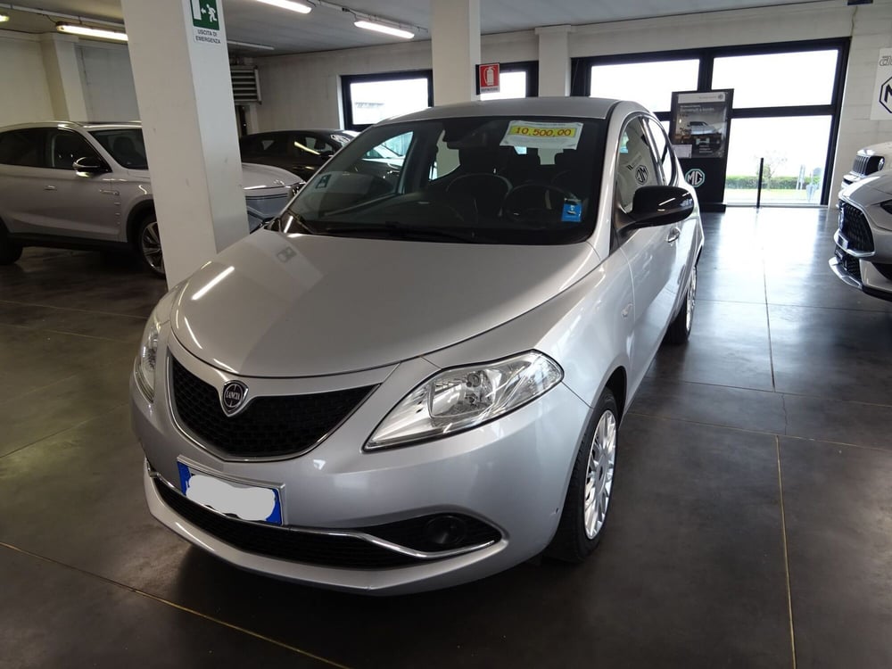 Lancia Ypsilon usata a Lucca