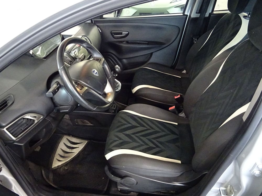 Lancia Ypsilon usata a Lucca (10)