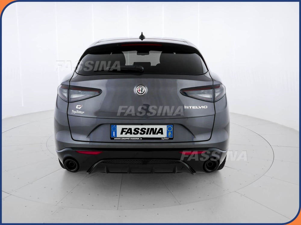 Alfa Romeo Stelvio nuova a Milano (5)