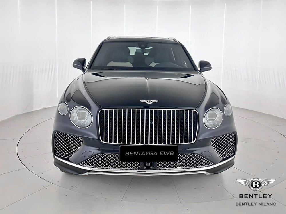 Bentley Bentayga nuova a Milano (2)