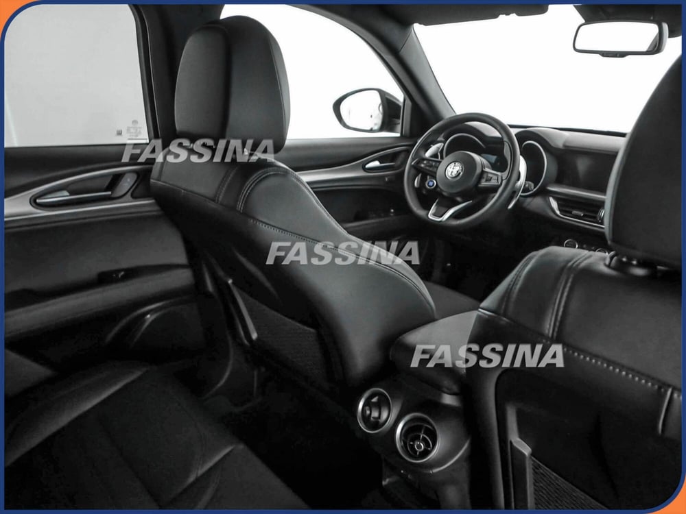 Alfa Romeo Stelvio nuova a Milano (12)