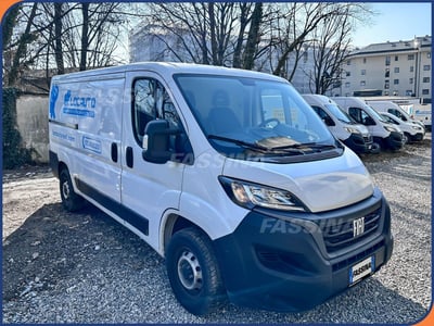 Fiat Ducato Furgone Vetrato 33 MH1 2.2 mjt3 140cv  serie 8 del 2023 usata a Milano