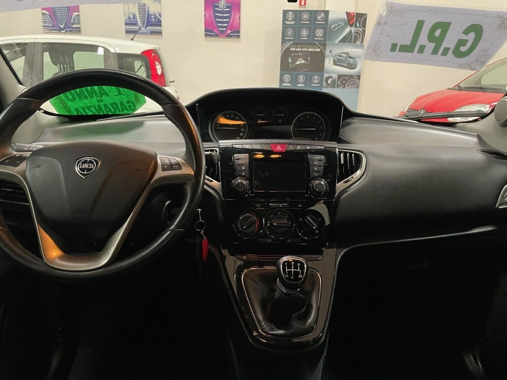 Lancia Ypsilon usata a Lucca (10)