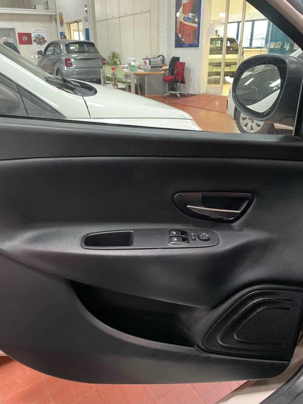 Lancia Ypsilon usata a Lucca (7)