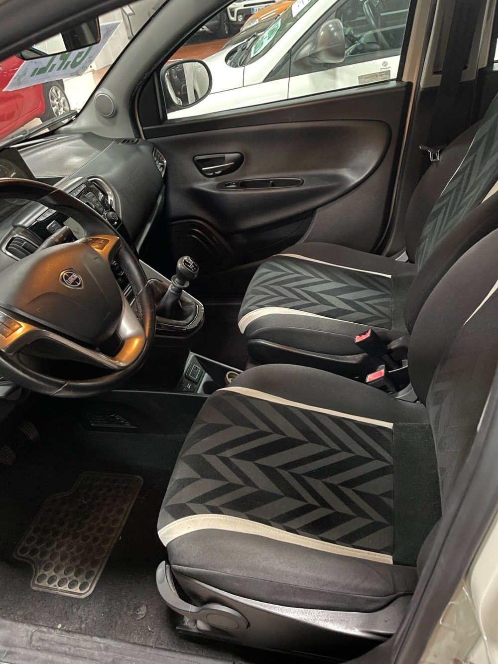 Lancia Ypsilon usata a Lucca (8)