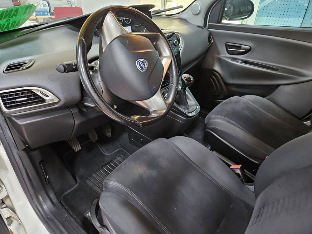 Lancia Ypsilon usata a Lucca (7)