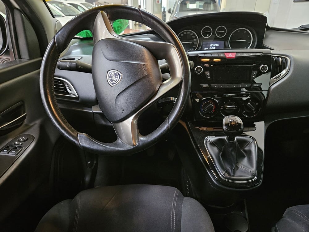 Lancia Ypsilon usata a Lucca (9)