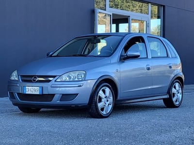 Opel Corsa 1.2i 16V cat 5 porte Enjoy  del 2005 usata a Foggia