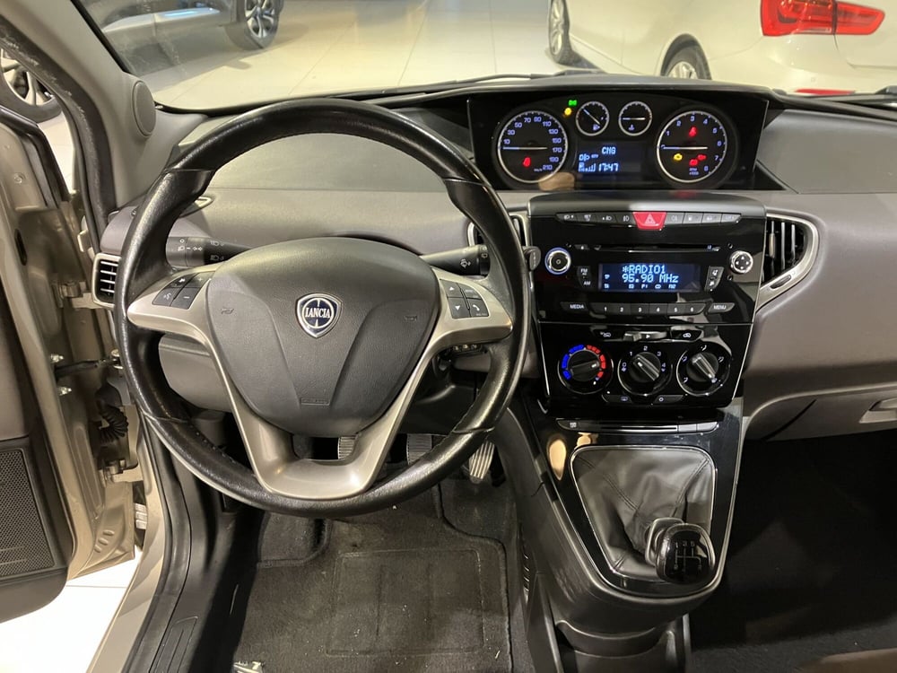 Lancia Ypsilon usata a Parma (8)