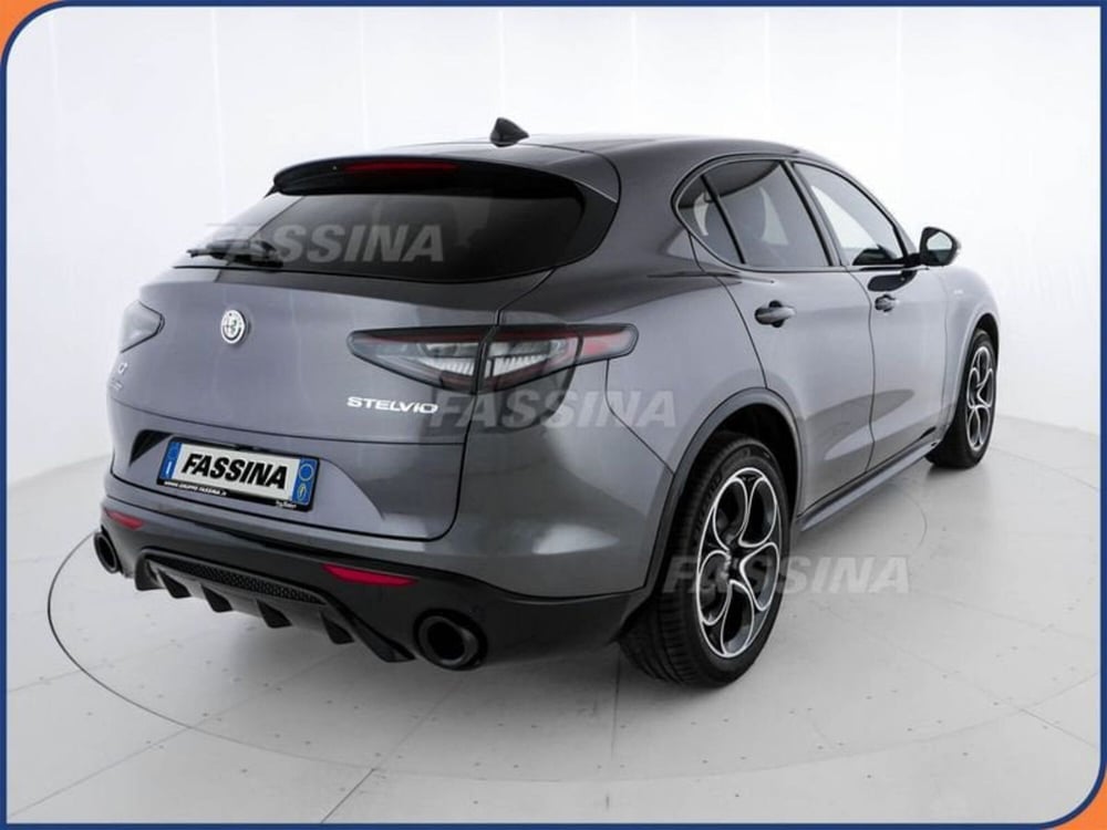 Alfa Romeo Stelvio nuova a Milano (6)