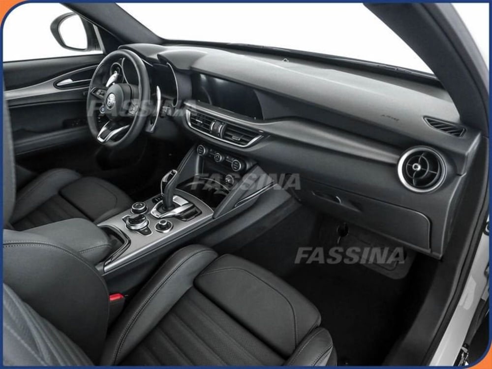 Alfa Romeo Stelvio nuova a Milano (14)