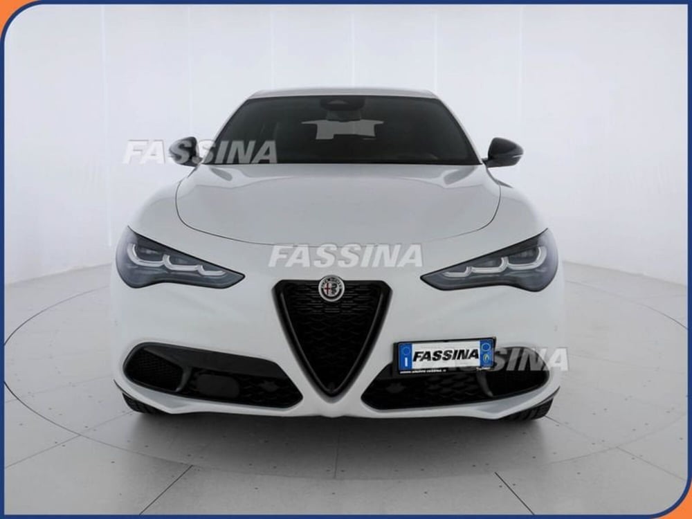 Alfa Romeo Stelvio nuova a Milano (2)