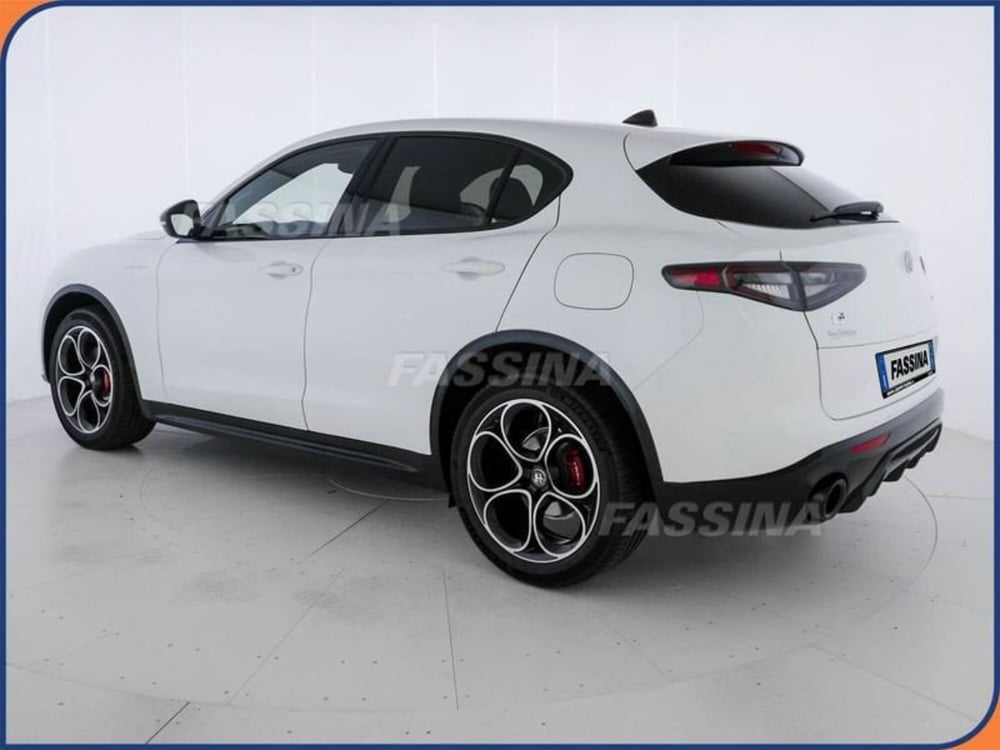 Alfa Romeo Stelvio nuova a Milano (4)