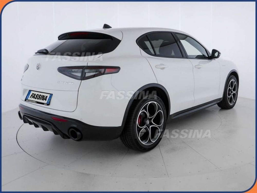 Alfa Romeo Stelvio nuova a Milano (6)