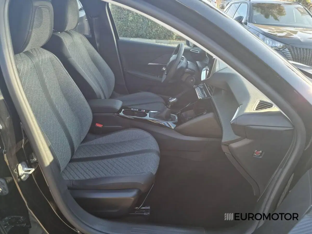 Peugeot 208 nuova a Bari (14)
