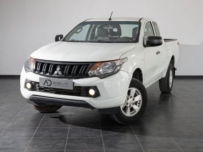 Mitsubishi L200 2.4 DI-D/154CV Club Cab Inform  del 2016 usata a San Severo