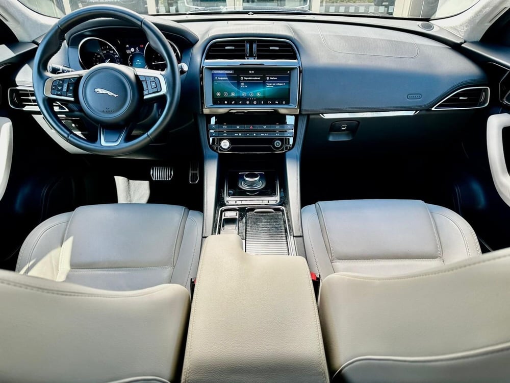 Jaguar F-Pace usata a Bari (4)