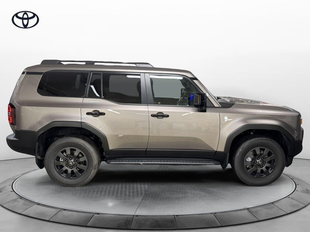 Toyota Land Cruiser nuova a Como (13)