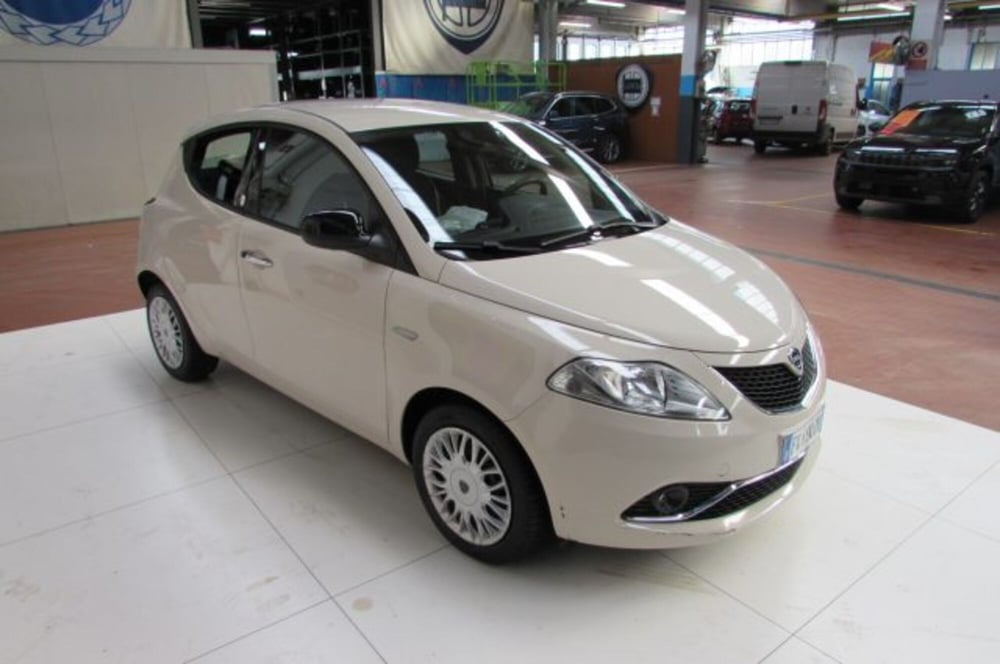 Lancia Ypsilon nuova a Milano (2)