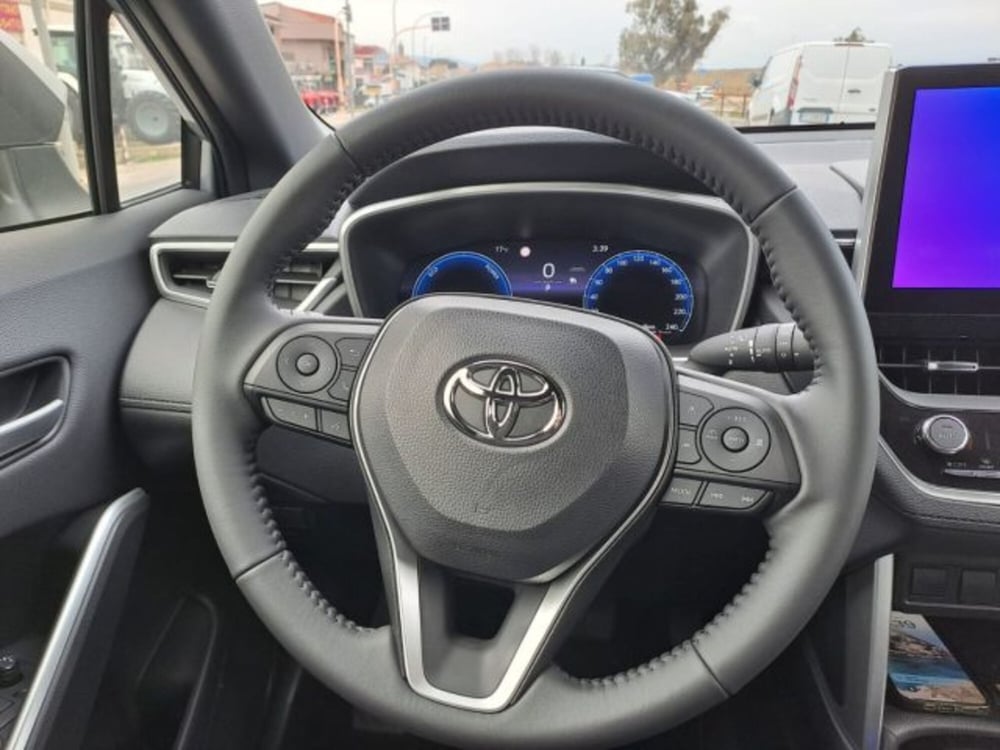 Toyota Corolla Cross Hybrid nuova a Sassari (8)