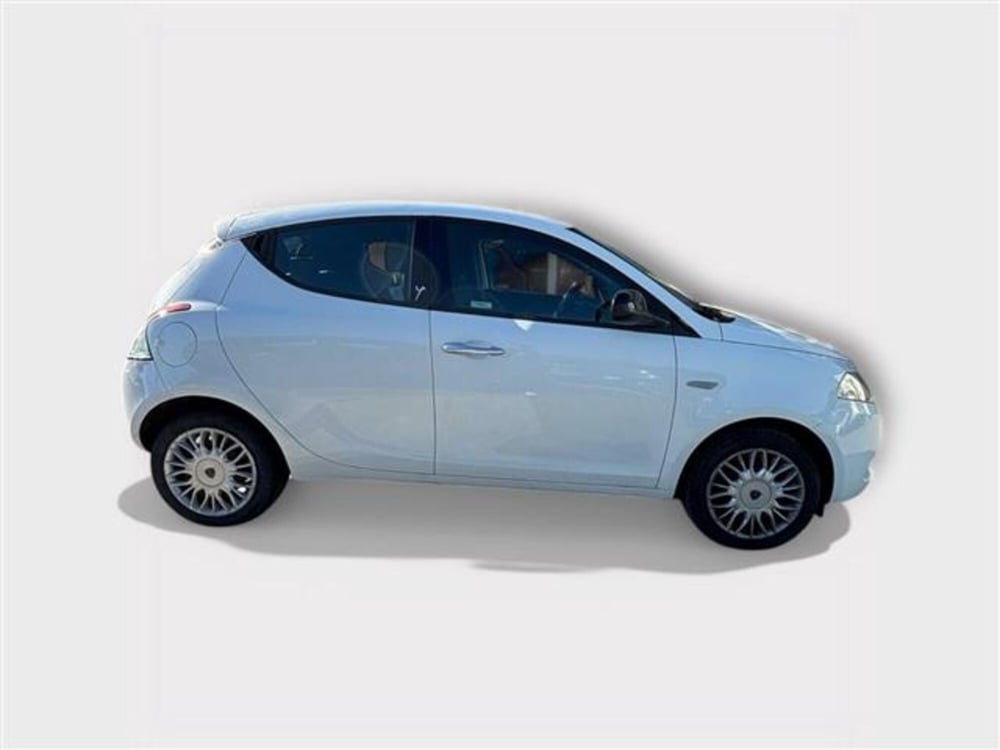 Lancia Ypsilon usata a Livorno (6)