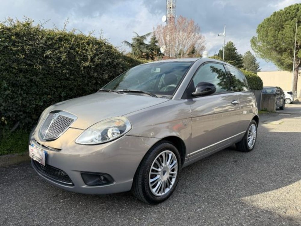 Lancia Ypsilon usata a Bologna (2)