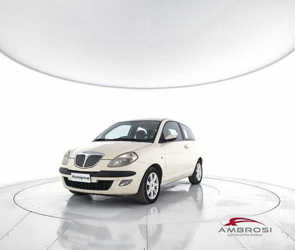 Lancia Ypsilon usata a Viterbo