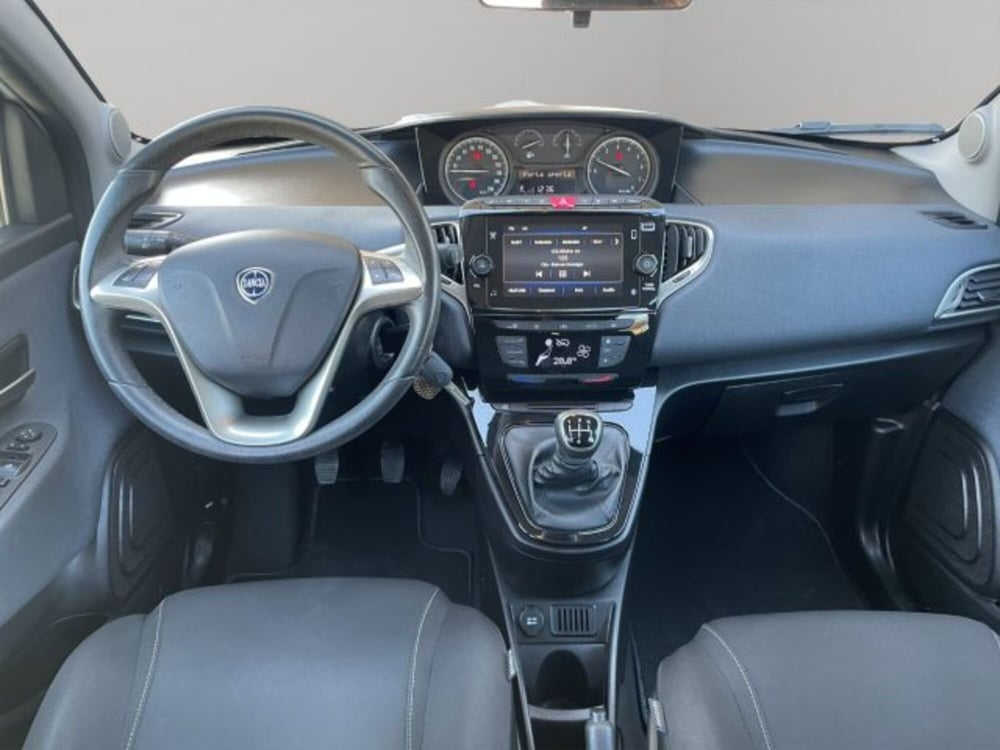 Lancia Ypsilon usata a Perugia (11)