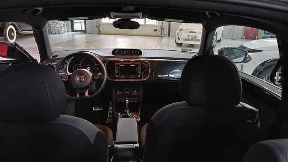 Volkswagen New Beetle usata a Milano (18)