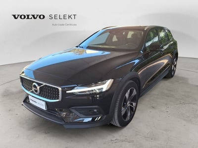 Volvo V60 Cross Country B4 (d) AWD Geartronic Business Pro Line del 2021 usata a Bari