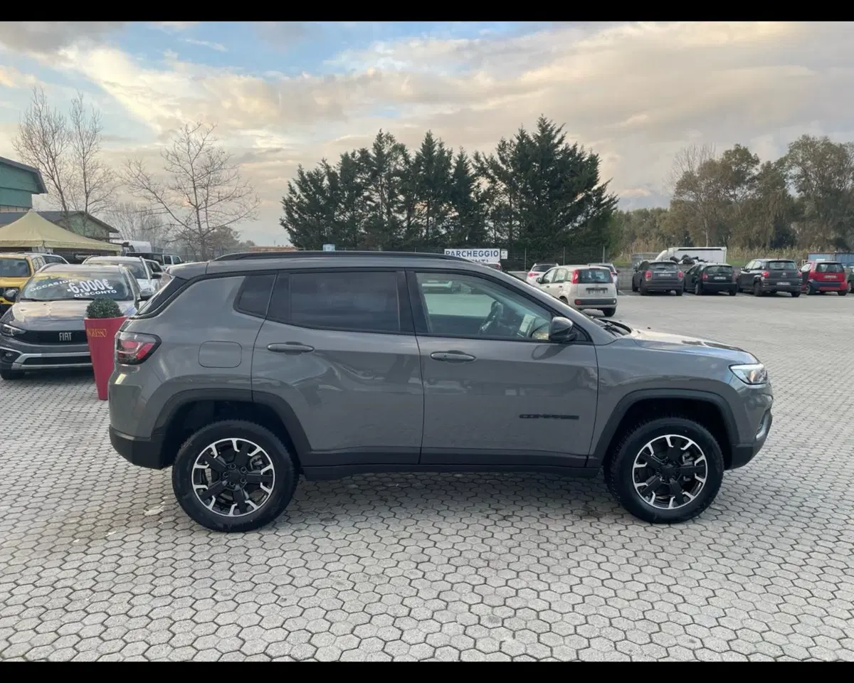 Jeep Compass nuova a Lucca (8)