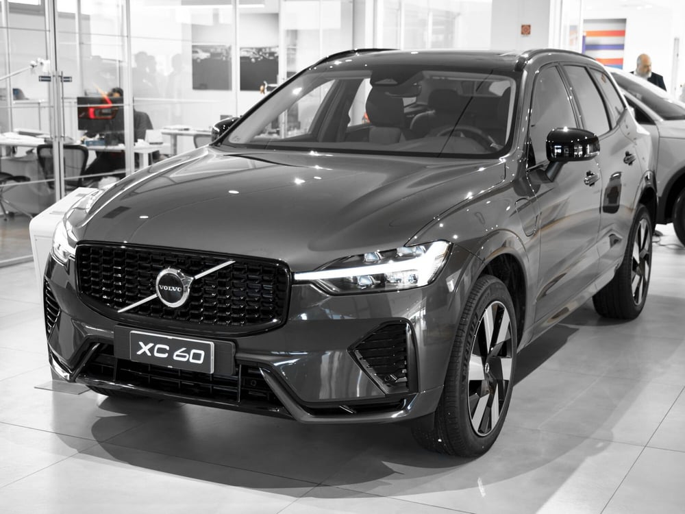 Volvo XC60 nuova a Prato (2)