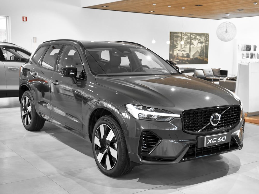 Volvo XC60 nuova a Prato (3)