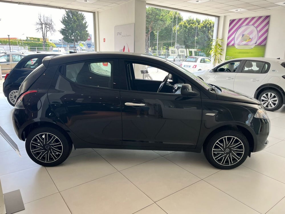 Lancia Ypsilon nuova a Milano (4)