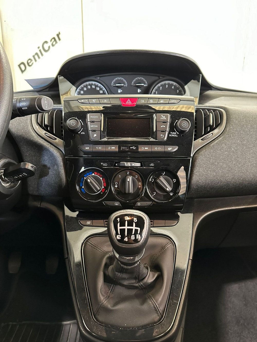 Lancia Ypsilon usata a Milano (12)