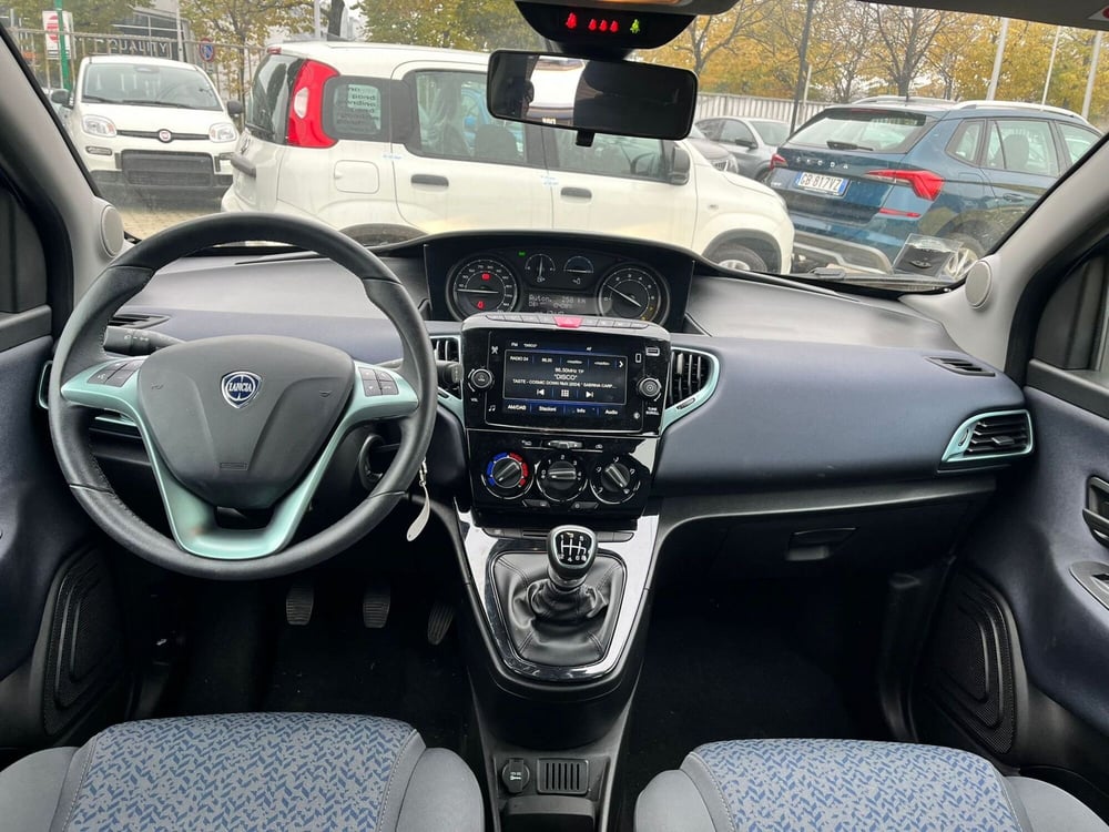 Lancia Ypsilon usata a Milano (15)