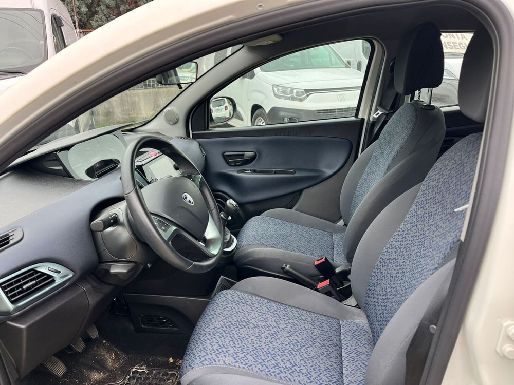 Lancia Ypsilon usata a Milano (11)