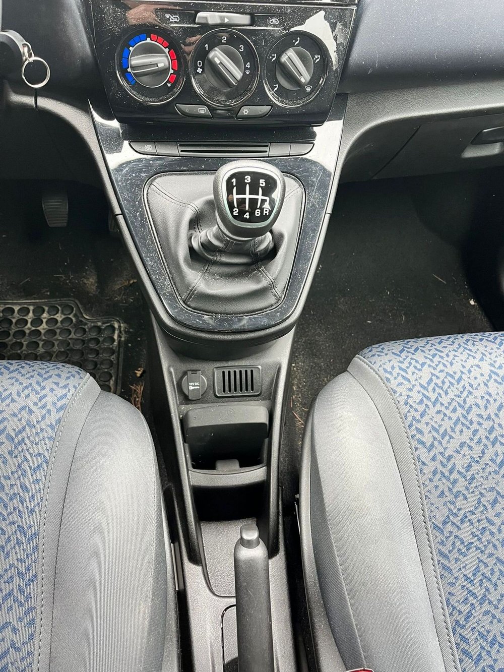 Lancia Ypsilon usata a Milano (17)