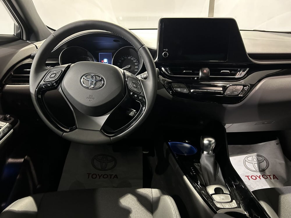 Toyota Toyota C-HR nuova a Milano (8)