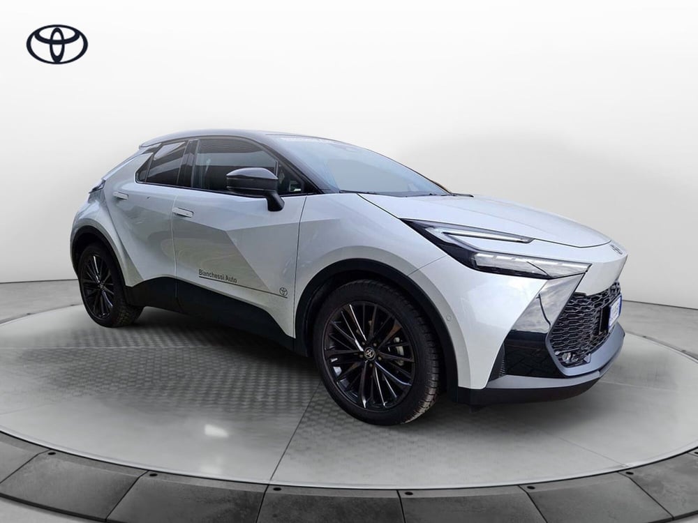 Toyota Toyota C-HR nuova a Cremona (4)