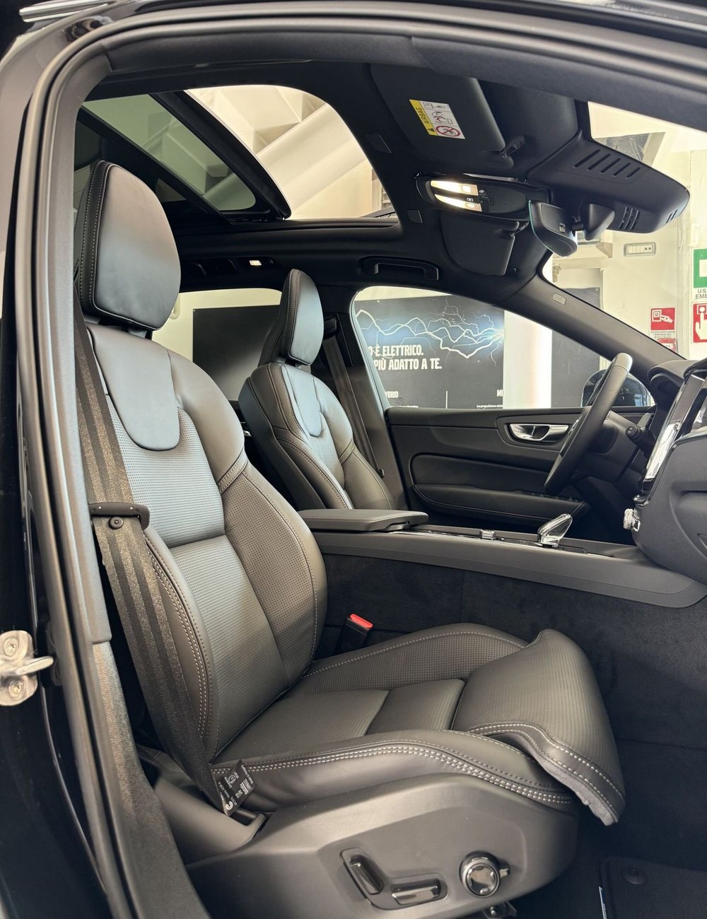 Volvo XC60 nuova a Parma (3)