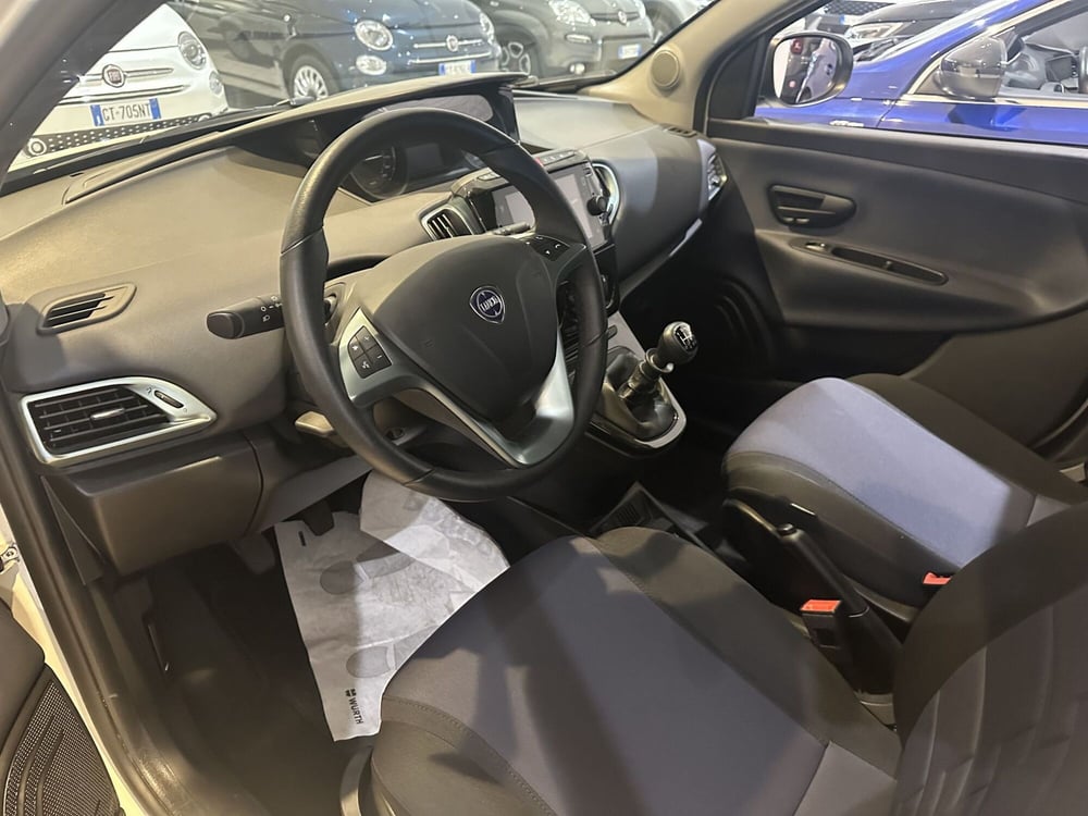 Lancia Ypsilon usata a Milano (11)