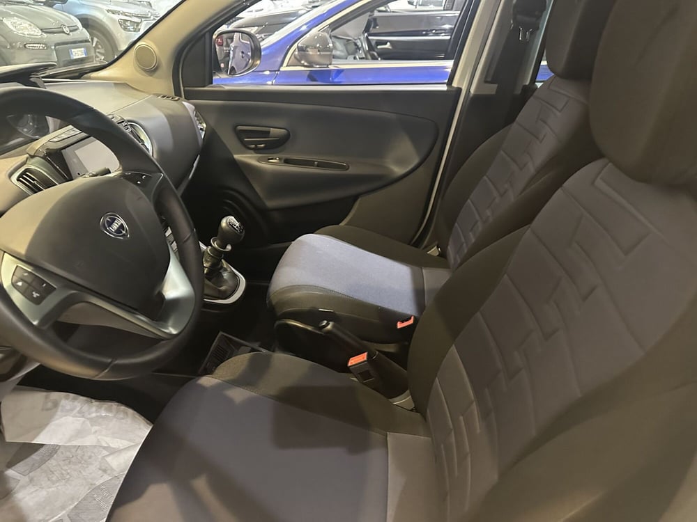 Lancia Ypsilon usata a Milano (12)