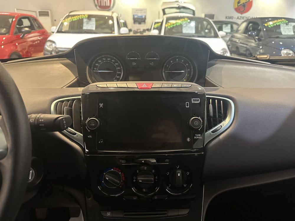 Lancia Ypsilon usata a Milano (18)