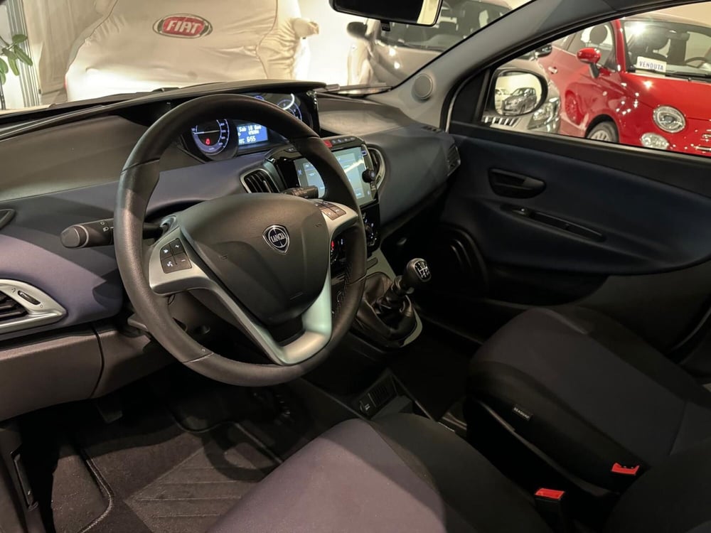 Lancia Ypsilon usata a Milano (5)