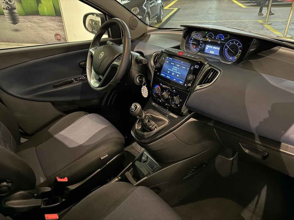 Lancia Ypsilon usata a Milano (6)