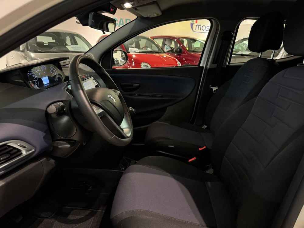 Lancia Ypsilon usata a Milano (7)